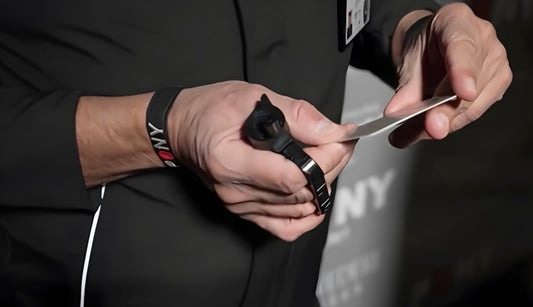 a-mano Tierabwehrspray in der Hand